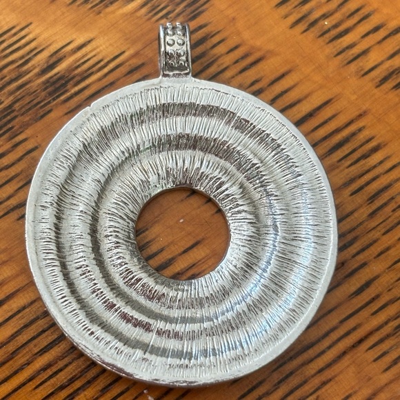 Elegant Silver-Tone Circular Pendant - Picture 4 of 6